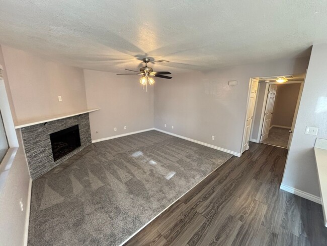 Building Photo - Gorgeous 2Bed/2Bath Condo located just out...