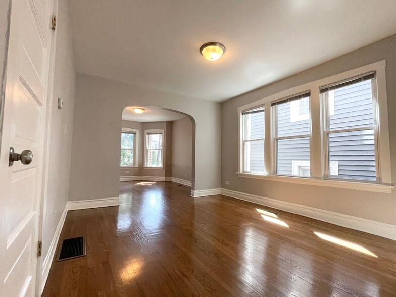 Building Photo - 2930 N Hamlin Ave