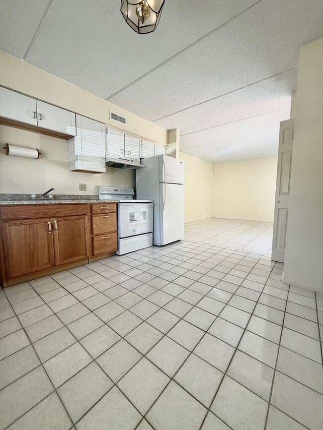 Building Photo - Two Bedrooms, one Bath Condo located at wa...