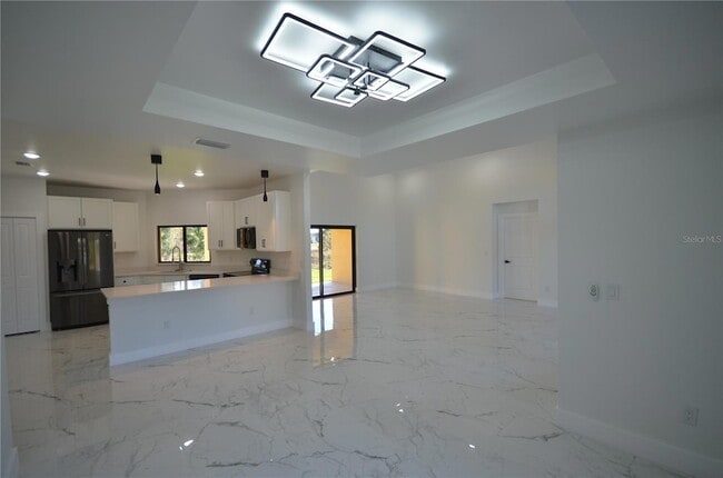 Building Photo - 1242 Hathor St E