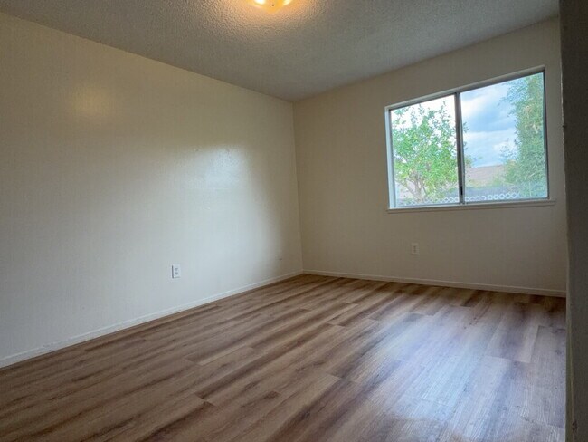 Building Photo - Charming 3-Bed Oasis with 2 Baths on Olymp...