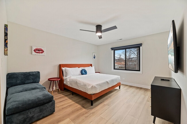 Building Photo - 2337 W Touhy Ave