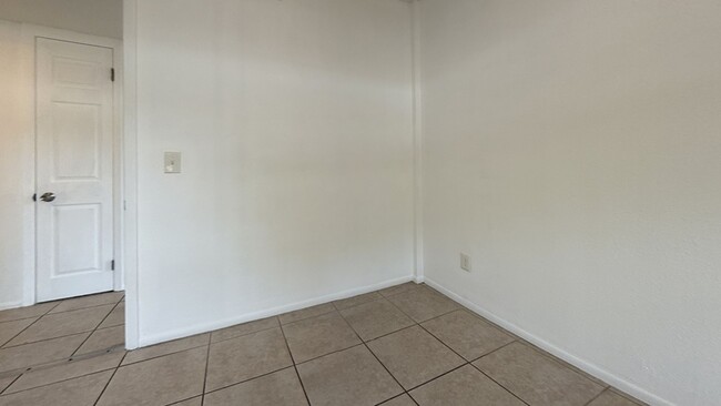 Building Photo - 1121 N Saturn Ave