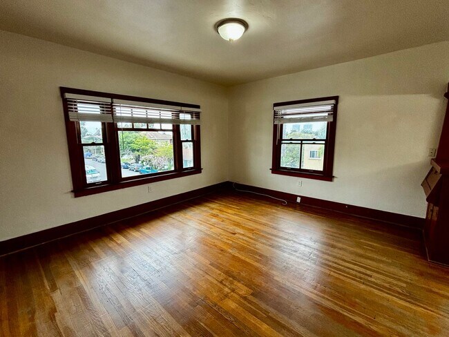 Building Photo - Large 1 bedroom 1 bath located in Golden Hill