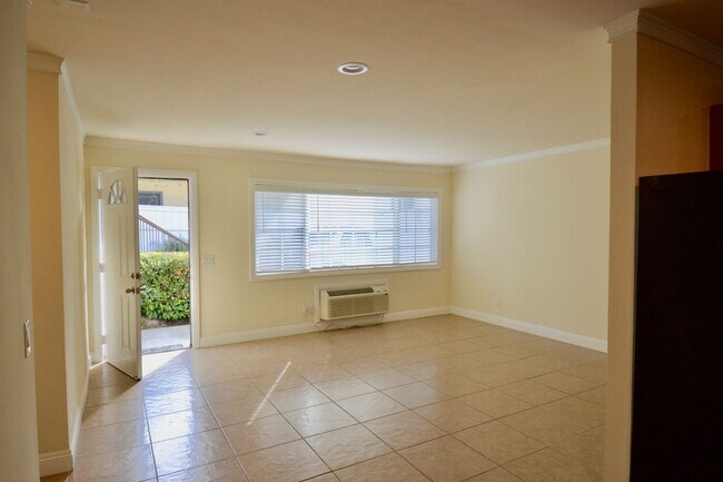 Building Photo - Ground Level Home La Jolla Village! Washer, Dryer, Parking, Upgraded Appliances! Walk to beaches!