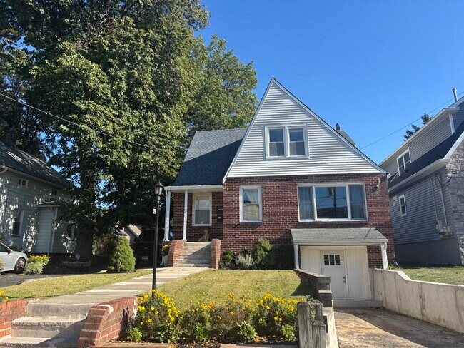 Building Photo - 233 Broughton Ave