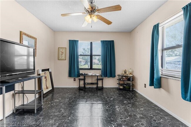 Building Photo - 4320 Thompson Ave