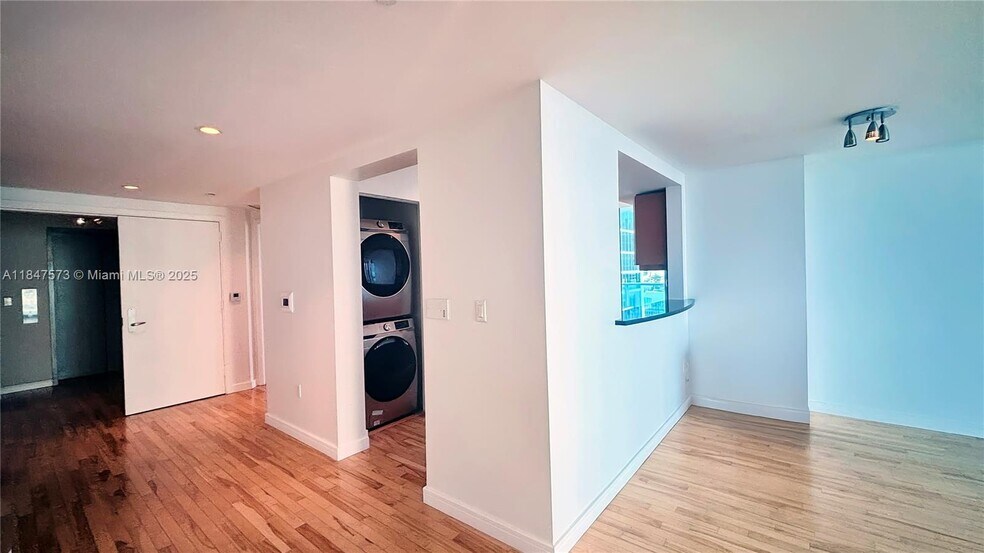 Building Photo - 1331 Brickell Bay Dr