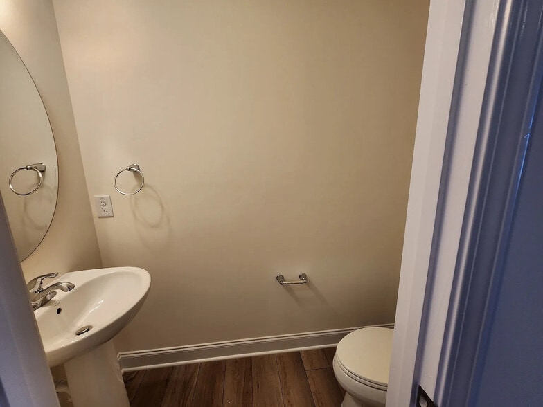 Building Photo - Room in Townhome on Caddis Bnd