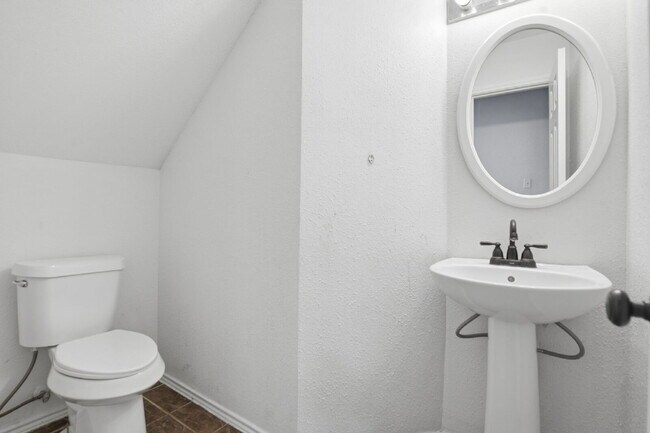 Building Photo - Modern Living Near UTSA/USAA: Quiet Cul-de-Sac with BONUS Space