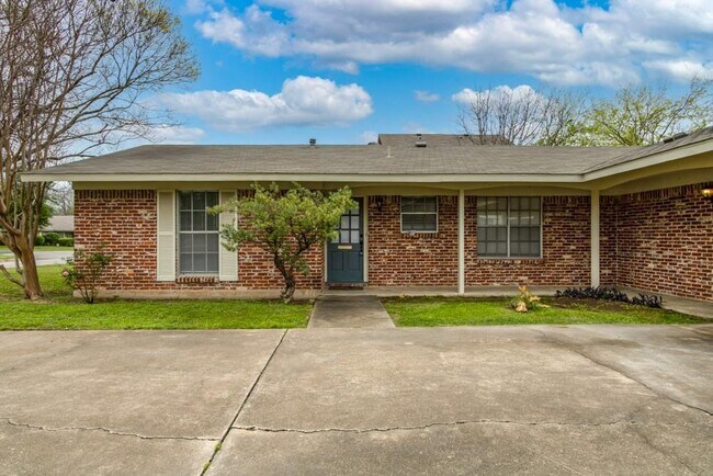 Building Photo - 8110 Exmoor Dr