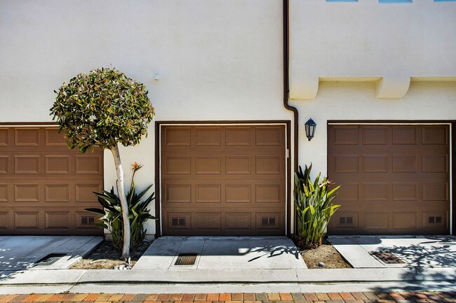 Building Photo - Lease this Gorgeous former Model Townhome ...