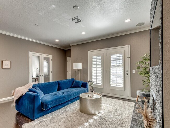 Building Photo - 6162 N Brookline Ave