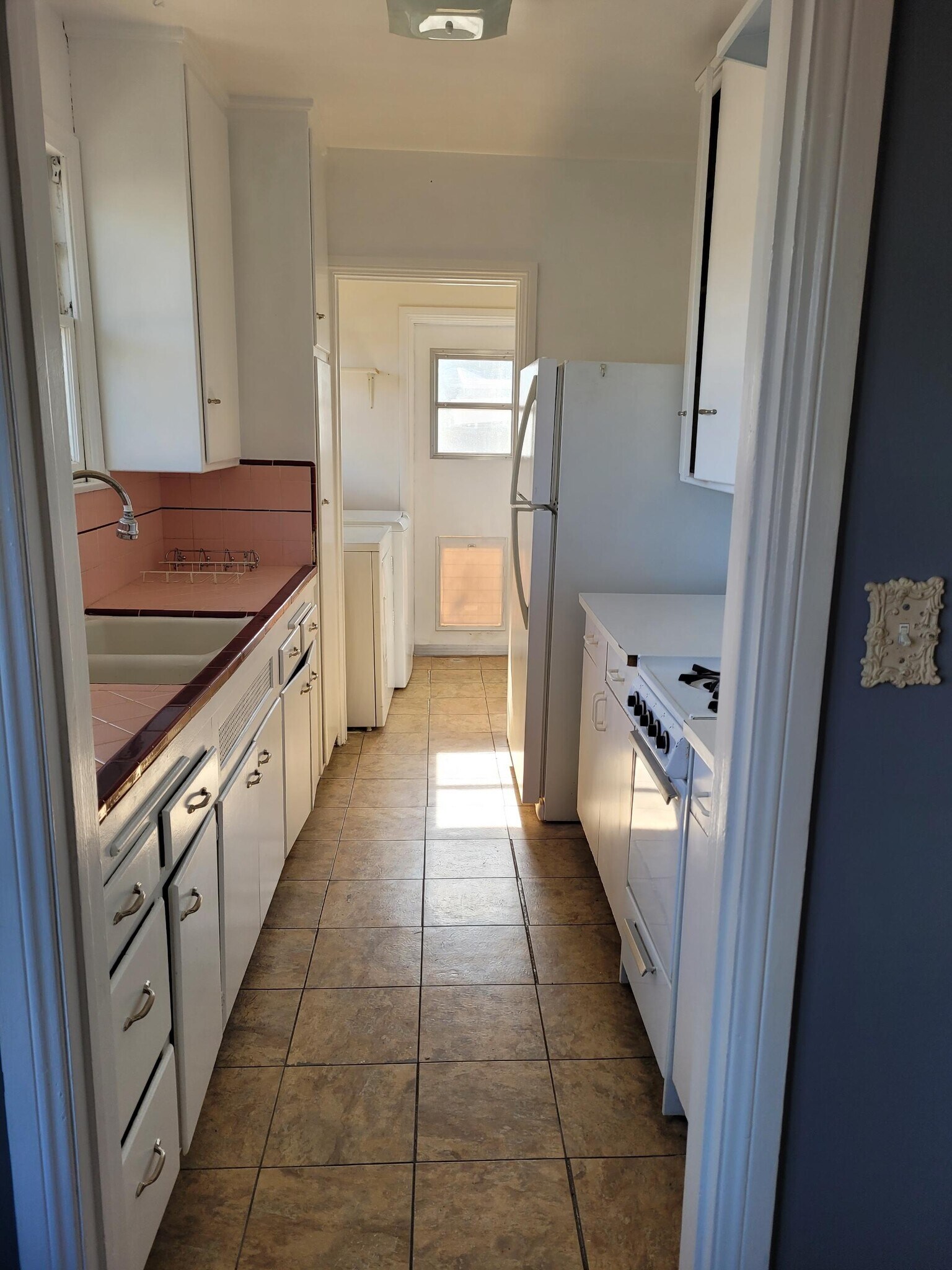 kitchen w/ range/oven, refrigerator, washer & dryer leading to backyard - 900 Patterson Ave