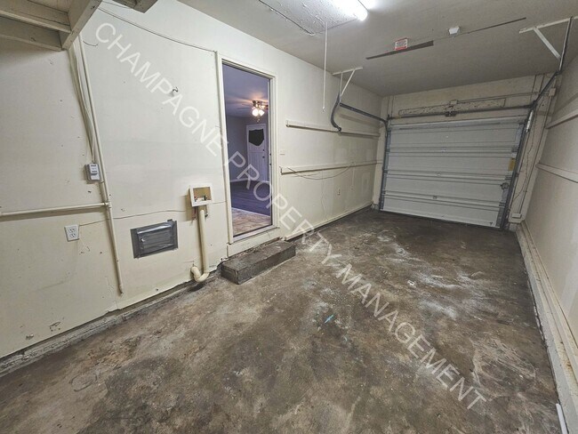 Building Photo - Single Family Home in Ruskin Heights