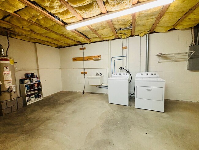 Building Photo - 3 Bedroom 2.5 Bath Townhouse