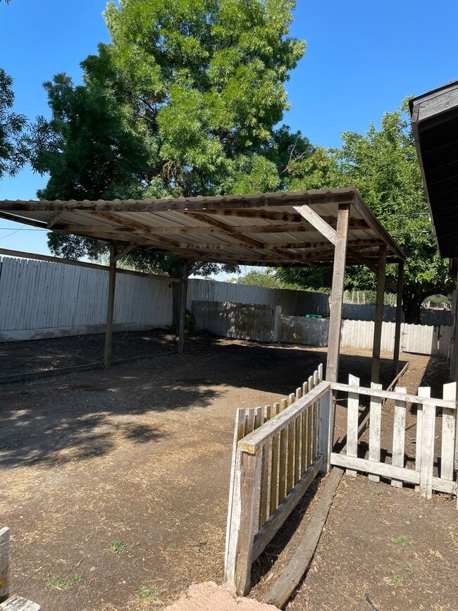 Building Photo - For Rent: Charming 2 Bedroom, 1 Bath Home ...