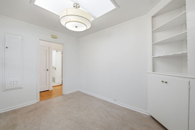 Building Photo - 347 Staples Ave