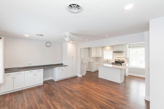 Building Photo - 1105 Golfview Dr