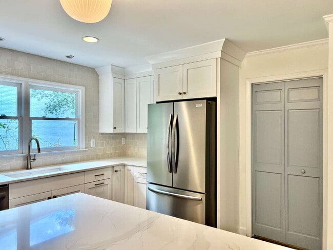 Building Photo - LUXURIOUS LANSDOWNE RETREAT!