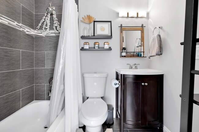 Building Photo - 712 Shepherd Rd NW