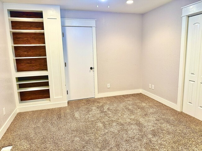 Building Photo - 7426 S 700 E