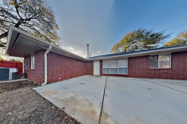 Building Photo - 2203 Longleaf Pines Ln