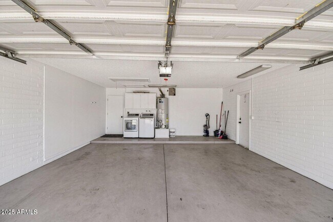 Building Photo - 2519 E Geneva Dr