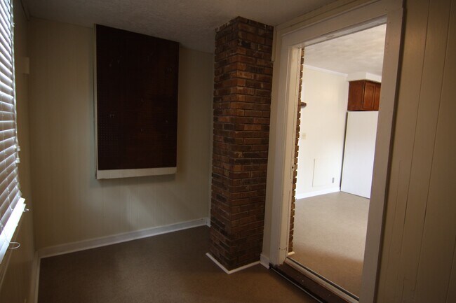 Building Photo - 3 Bedroom Home For Rent Near Downtown Clar...