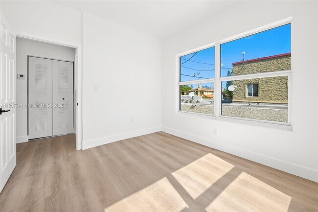Building Photo - 403 SW 12th Ave