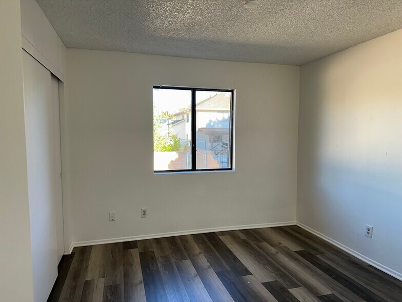 Building Photo - 10438 Cozycroft Ave