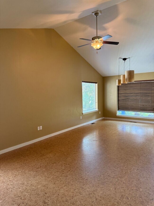 Building Photo - Charming 3BR/2BA Pet-Friendly Home in Vall...