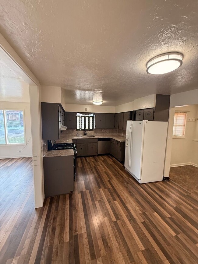 Building Photo - Charming  2 Bed 1 Bath Close to downtown and 1.9 miles to Sky Lakes Medical Center and Oregon Tech