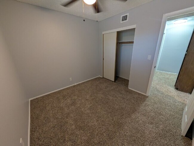 Building Photo - Central Las Vegas Condo Close to UNLV