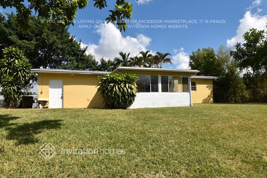 Building Photo - 5650 SW 54th Ct