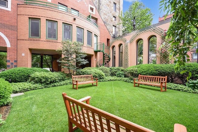 Building Photo - 492 Beacon St