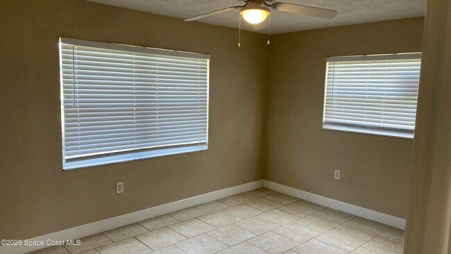 Building Photo - 2125 Emerald Ct