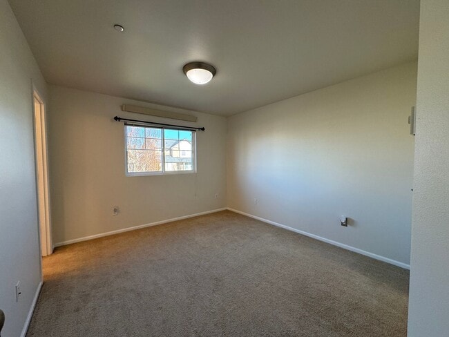 Building Photo - 2 Bed, 3 Bath in Cordata Neighborhood