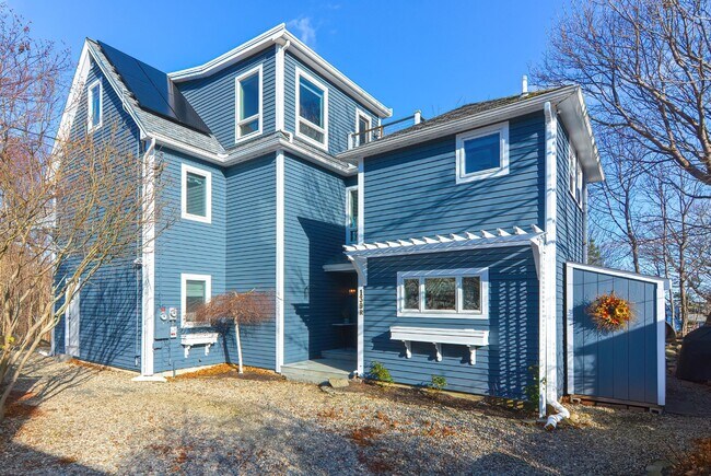 Building Photo - 139R Granite St