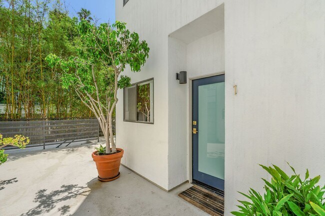 Building Photo - 2500 Abbot Kinney Blvd