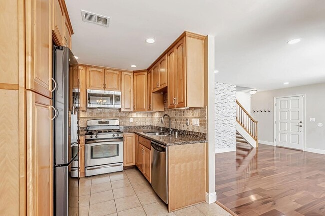 Building Photo - 8130 Park Villa Cir