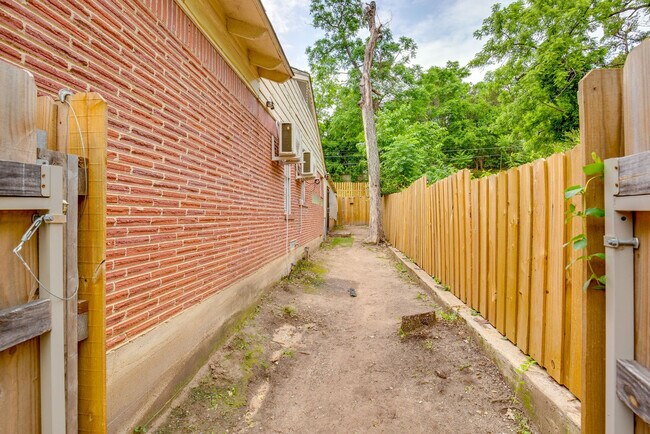 Building Photo - 7244 Piedmont Dr