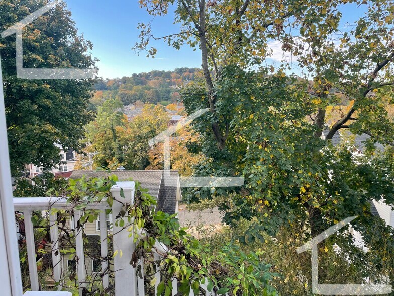 Building Photo - 50 Larch St