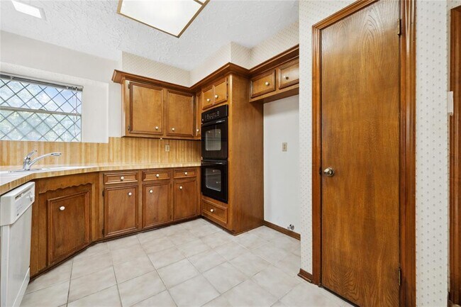 Building Photo - 1834 Clover Spring Dr