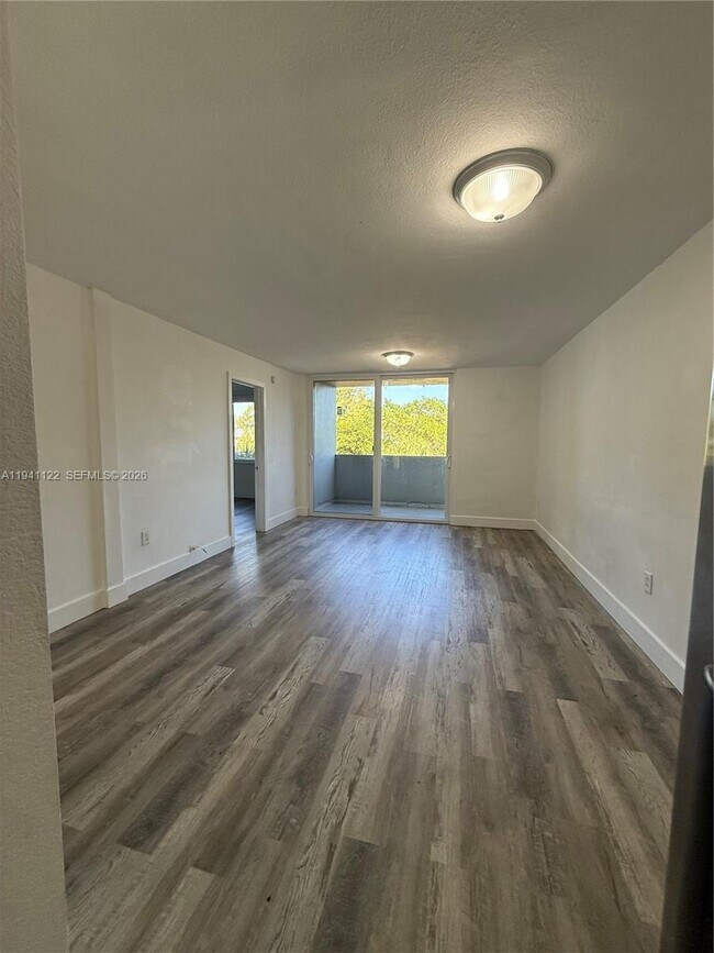 Building Photo - 10000 NW 80th Ct