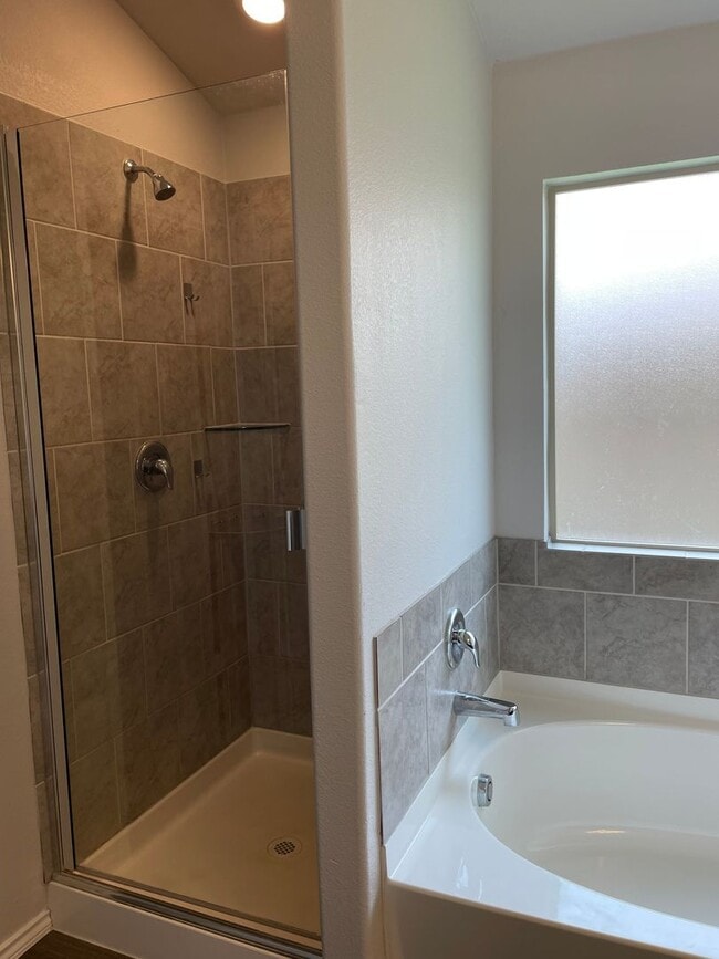 Building Photo - Available Now | Modern Single-Story 3 Bed, 2 Bath | Separate Office/Den | Big Yard | Pet Restrict...
