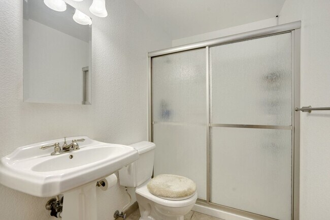 Building Photo - 3 Bedroom, 3 Bathroom backing to Southridg...