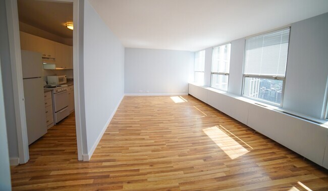 Building Photo - 2626 N Lakeview Ave