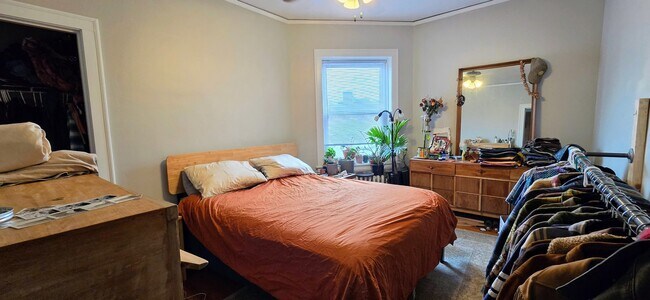 Building Photo - 1925 W Belle Plaine Ave