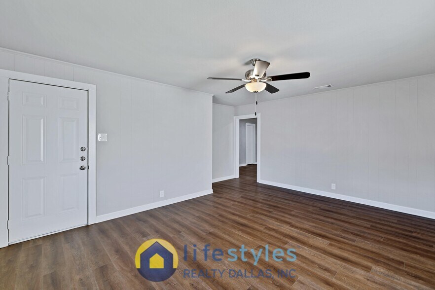 Building Photo - 907 NW Main St